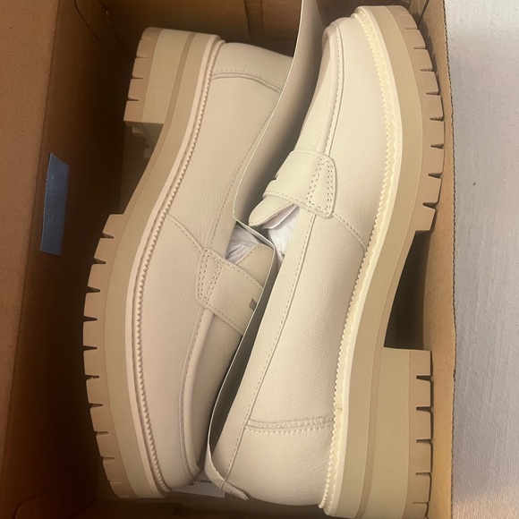 New in Box TOMS Women's Cara Beige Leather Loafers - Picture 5 of 5